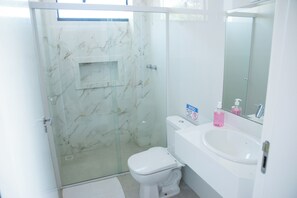 Grand vierpersoonskamer, uitzicht op tuin | Badkamer | Een douche, een regendouche, handdoeken
