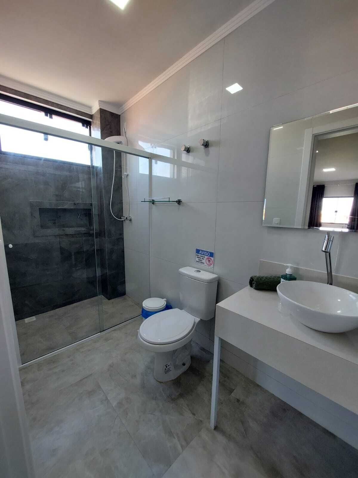 Douche, douche à « effet pluie », bidet, serviettes fournies
