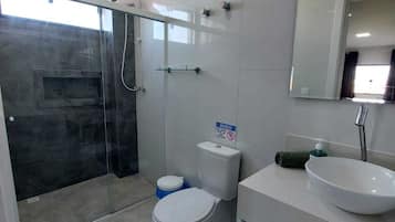 Douche, douche à « effet pluie », bidet, serviettes fournies