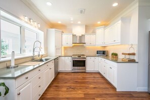 Full-size fridge, microwave, oven, stovetop - Ocean Bay View Luxury Guesthouse (Musquodoboit Harbour)