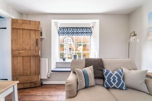 Smart TV, fireplace, DVD player, books - 4 Malthouse Cottages - Thornham Norfolk, Pet Friendly, EV Charger (Thornham)