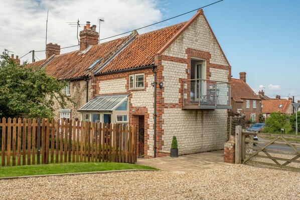 Exterior - 4 Malthouse Cottages - Thornham Norfolk, Pet Friendly, EV Charger (Thornham)