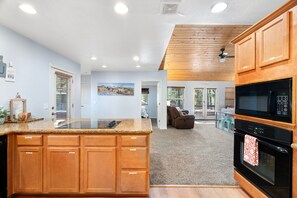 Fridge, microwave, oven, stovetop - Modern Cabin in Show Low, AZ: Sleeps 10 - Perfect for Family Getaways! (Show Low)