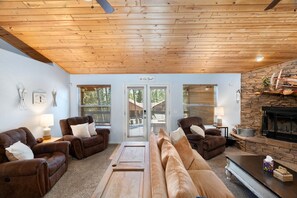 Smart TV, fireplace - Modern Cabin in Show Low, AZ: Sleeps 10 - Perfect for Family Getaways! (Show Low)