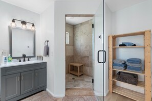 Haartrockner, Handtücher, Seife, Shampoo