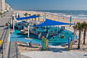 Beach nearby - NEW Updated Oceanfront 2bd 2bth / Beachfront /Pool (Virginia Beach)