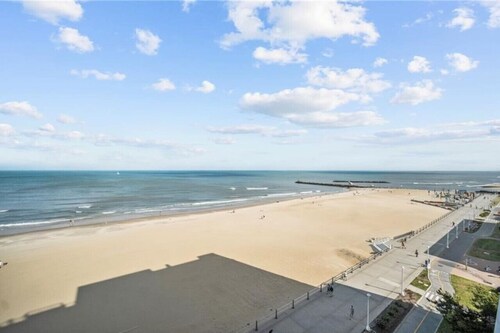 NEW Updated Oceanfront 2bd 2bth / Beachfront /Pool