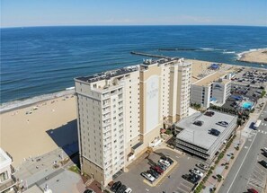 Exterior - NEW Updated Oceanfront 2bd 2bth / Beachfront /Pool (Virginia Beach)