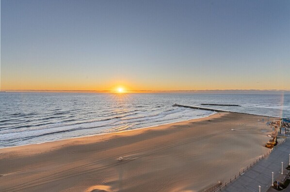 Beach nearby - NEW Updated Oceanfront 2bd 2bth / Beachfront /Pool (Virginia Beach)