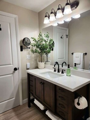 Shower, hair dryer, towels - Townhouse/Heart of Caldwell/Near Hospital+BBQ (Caldwell)