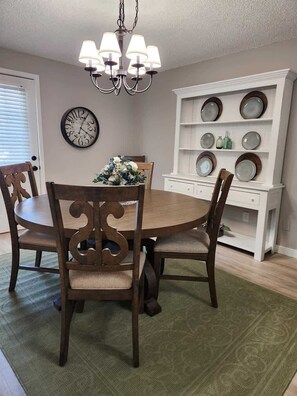 Dining - Townhouse/Heart of Caldwell/Near Hospital+BBQ (Caldwell)