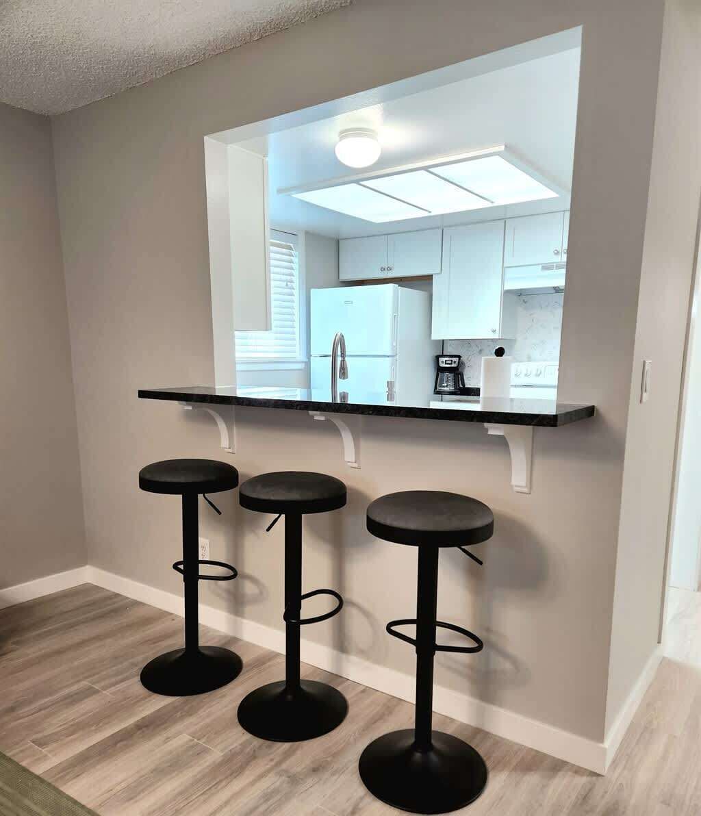 Réfrigérateur, four à micro-ondes, un four, surface de cuisson