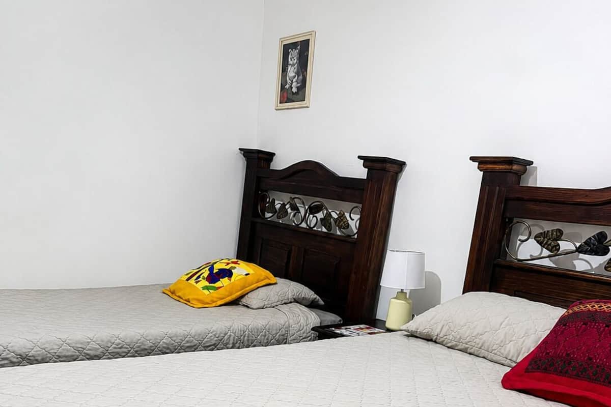 Habitación doble clásica | Wifi gratis, decoración personalizada y muebles diferentes 
