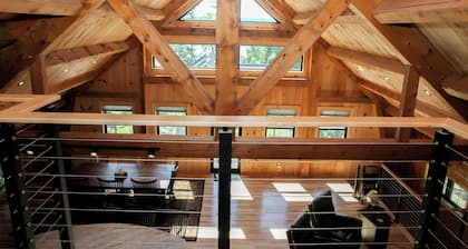 Gorgeous newly constructed post and beam retreat on Damariscotta Lake