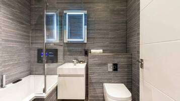 Basic Apartment | Bathroom | Hair dryer, towels, soap, shampoo