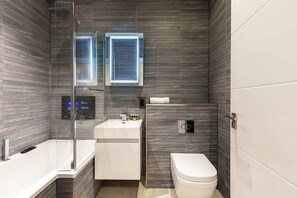 Basic-lejlighed | Badeværelse | Hårtørrer, håndklæder, Sæbe, Shampoo
