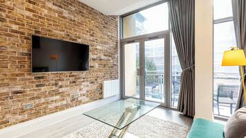 Basic-Apartment | Wohnbereich | Fernseher