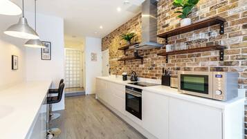 Basic-Apartment | Eigene Küche | Kühlschrank, Mikrowelle, Ofen, Herdplatte