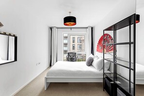 Basic Apartment | 1 bedroom, laptop workspace, bed sheets - Stylish Flat In Battersea Reach (London)