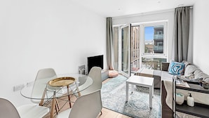 Basic Apartment | Balcony - Stylish Flat In Battersea Reach (London)