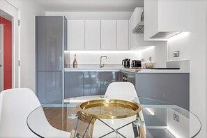 Basic Apartment | Private kitchen | Fridge, oven, stovetop, dishwasher - Stylish Flat In Battersea Reach (London)
