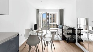 Basic Apartment | Interior - Stylish Flat In Battersea Reach (London)