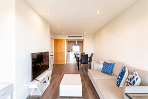 Basic Apartment | Living area - Convenient Urban Pad in Paddington (London)