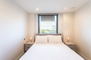 2 bedrooms, iron/ironing board, bed sheets - Convenient Urban Pad in Paddington (London)