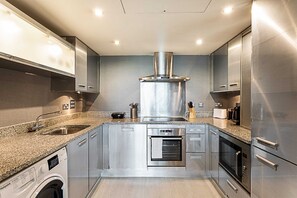 Basic Apartment | Private kitchen - Convenient Urban Pad in Paddington (London)