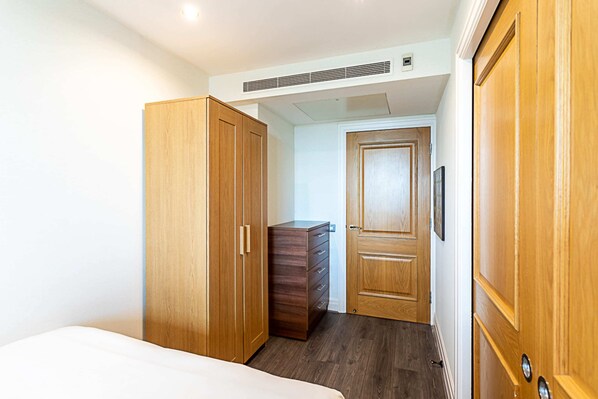 Unclassified image, 1 of 25, button - Convenient Urban Pad in Paddington (London)