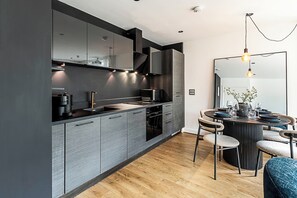 Apartamento básico | Cocina privada | Frigorífico, microondas, horno y placa de cocina