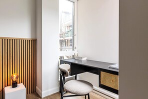2 bedrooms, laptop workspace, iron/ironing board, bed sheets - Stylish and Sleek East London Retreat (London)