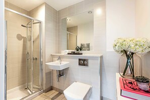 Bathroom - Stylish and Sleek East London Retreat (London)