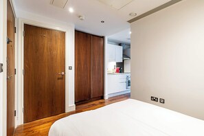 1 bedroom, laptop workspace, iron/ironing board, bed sheets - Chic Studio With Skyline Views (London)
