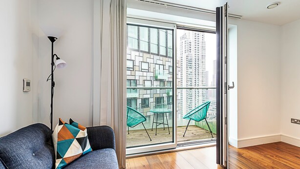 Unclassified image, 1 of 30, button - Chic Studio With Skyline Views (London)