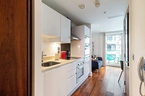 Basic Apartment | Private kitchen | Fridge, microwave, oven, stovetop - Chic Studio With Skyline Views (London)