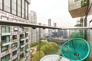 Basic Apartment | Exterior - Chic Studio With Skyline Views (London)