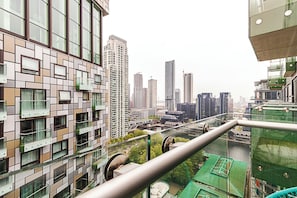 Basic Apartment | Exterior - Chic Studio With Skyline Views (London)