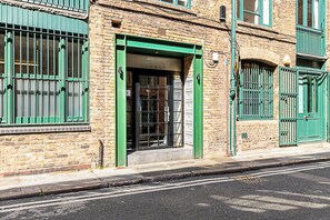 Basic Apartment | Point of interest - Quirky and Colourful Flat in Shoreditch (London)
