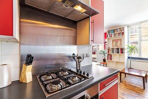 Basic Apartment | Private kitchen | Fridge, oven, stovetop, electric kettle - Quirky and Colourful Flat in Shoreditch (London)