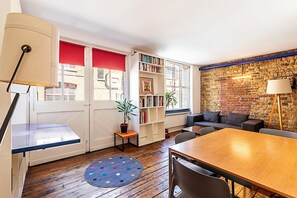 Basic Apartment | Dining - Quirky and Colourful Flat in Shoreditch (London)