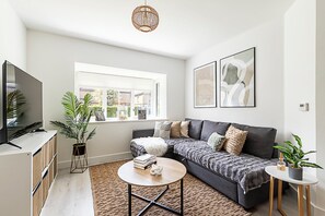 Basic House | Living area | TV - Semi-detached House With Modern Bespoke Interior (London)
