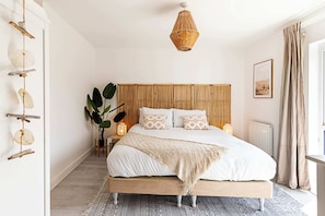 Basic House - Semi-detached House With Modern Bespoke Interior (London)