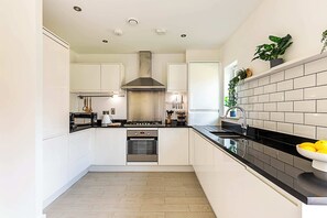 Basic House | Private kitchen | Fridge, microwave, oven, stovetop - Semi-detached House With Modern Bespoke Interior (London)