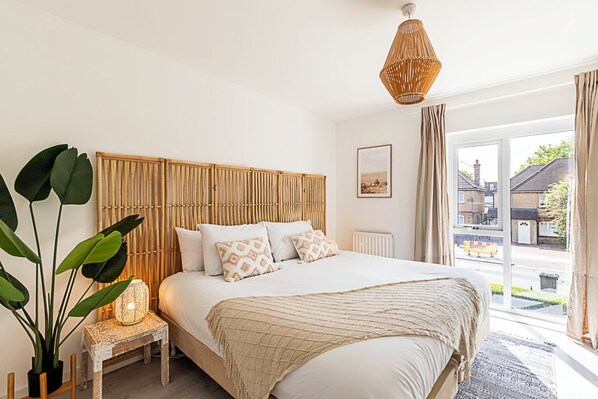 Basic House - Semi-detached House With Modern Bespoke Interior (London)