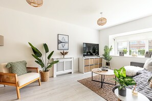 Basic House | Interior - Semi-detached House With Modern Bespoke Interior (London)