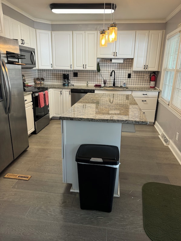 Fridge, microwave, oven, stovetop - Cozy Ranch Style home with sun porch, above ground pool with fenced yard (Charlotte)