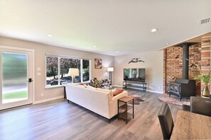 Smart TV, fireplace