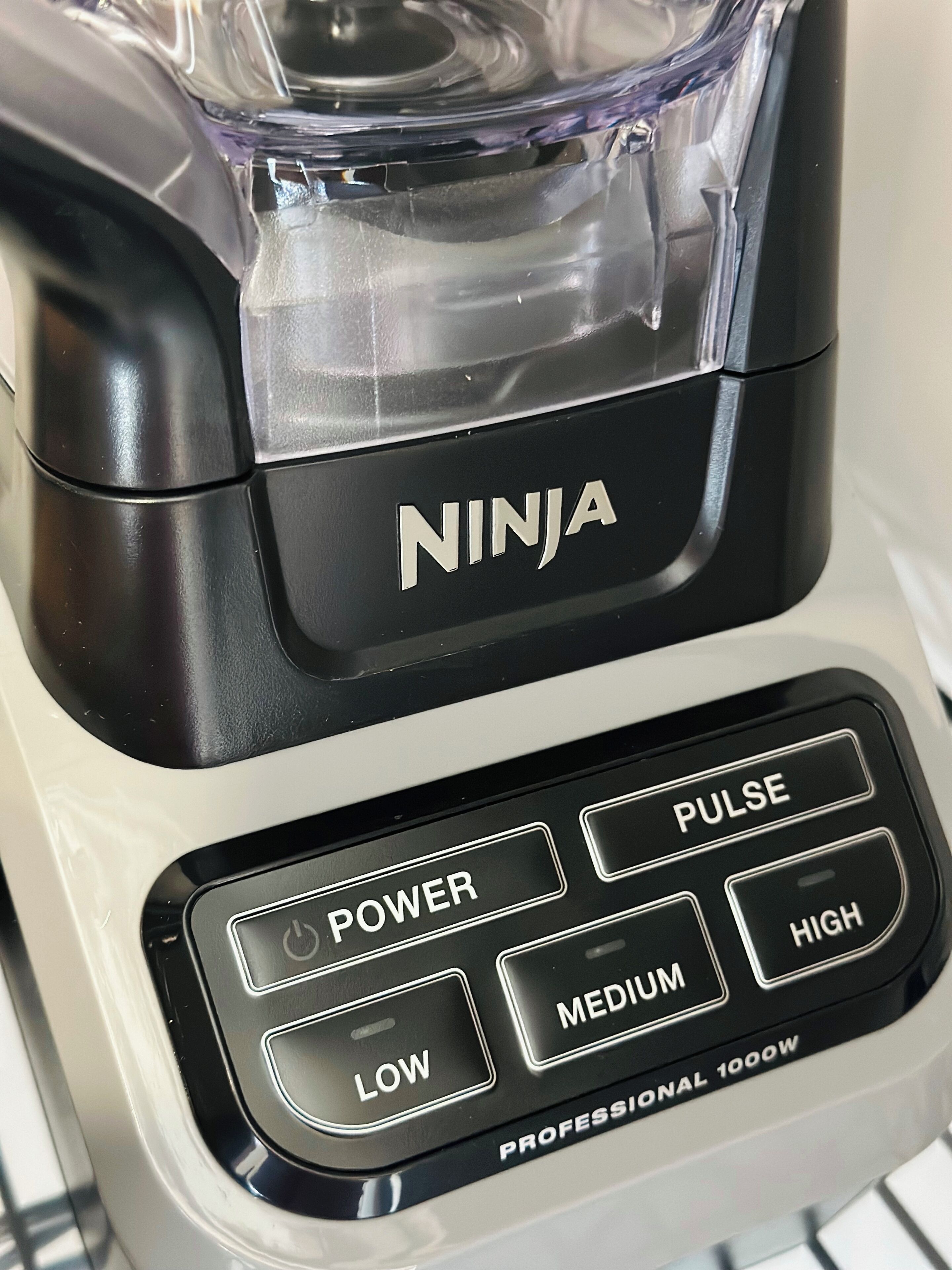 En Ninja-mixer med en kontrollpanel som har knappar för att justera effekt, använda pulsfunktion och välja olika inställningar.
