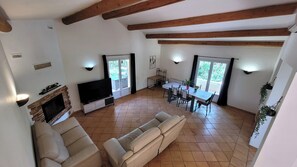 Una Smart TV, una chimenea